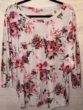 🎀5/$15 Women's Oatmeal and Mauve Floral Top EUC size XL -D